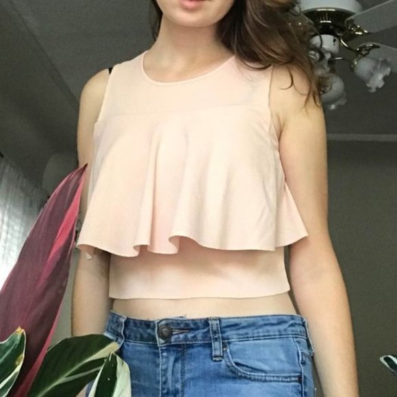 Zara Tops - Zara pink flowy crop top